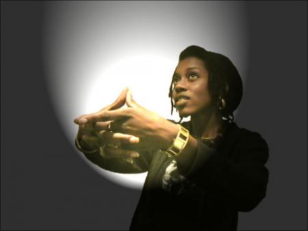 César Ashantie chanteuse anglophone sur le titre ombre est lumière